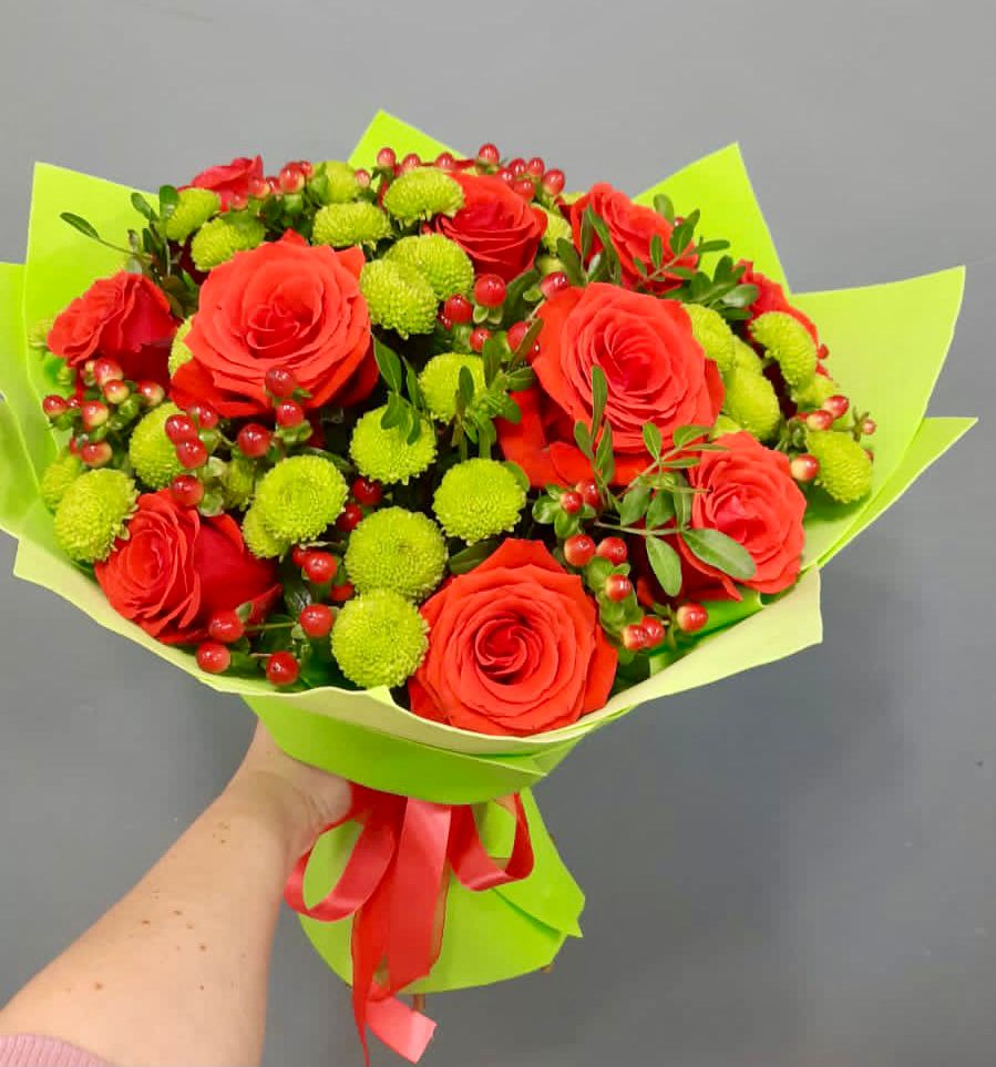 Букет цветов из: Хризантемы и Розы в Поселок санатория Озеро Белое