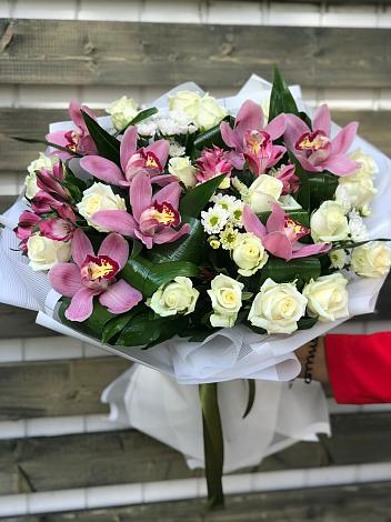Букет цветов из: Розы и Хризантемы в Поселок санатория Озеро Белое