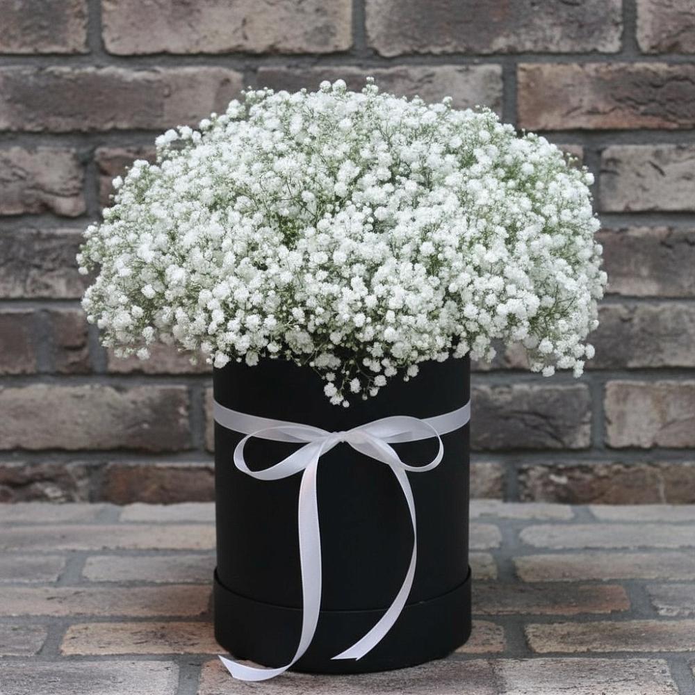 Цветочная композиция из Гипсофила в шляпной коробке в Поселок санатория Озеро Белое