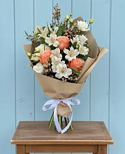 Букет цветов из:  Альстромерии, Лизиантусы, Розы и Хризантемы в Поселок санатория Озеро Белое