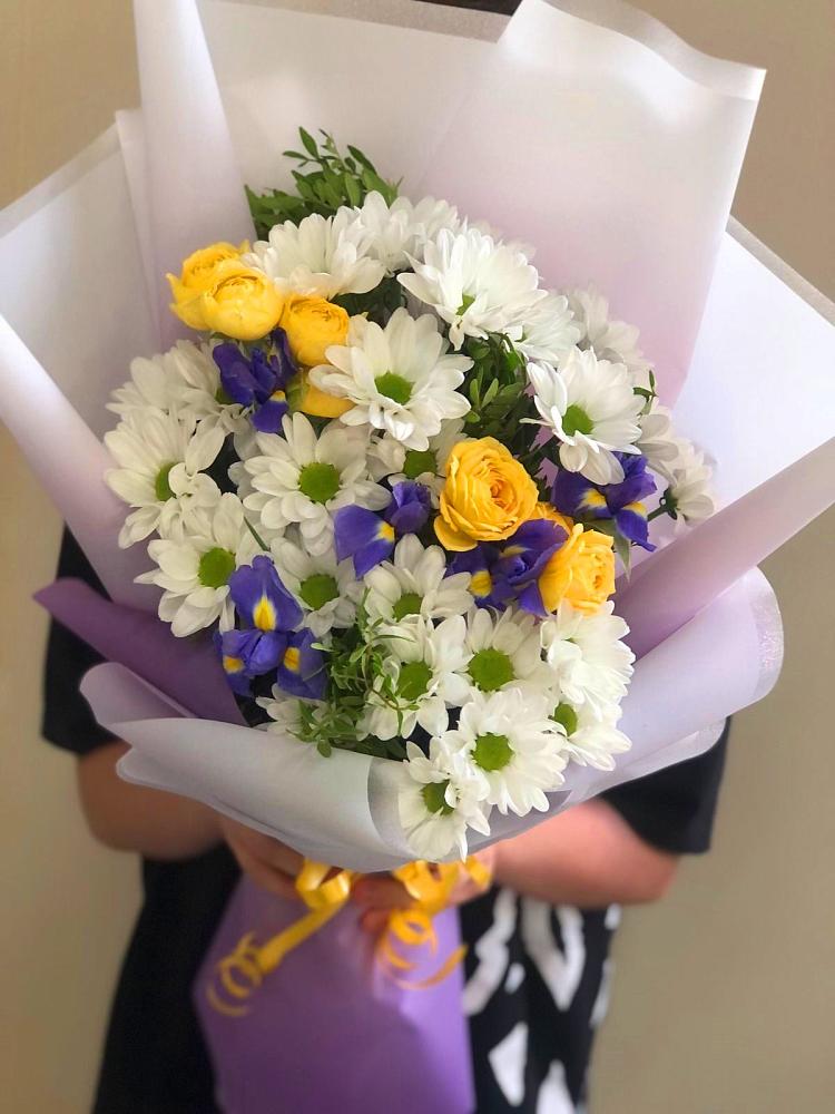 Букет цветов из: Ирисы, Хризантемы и Розы в Поселок санатория Озеро Белое