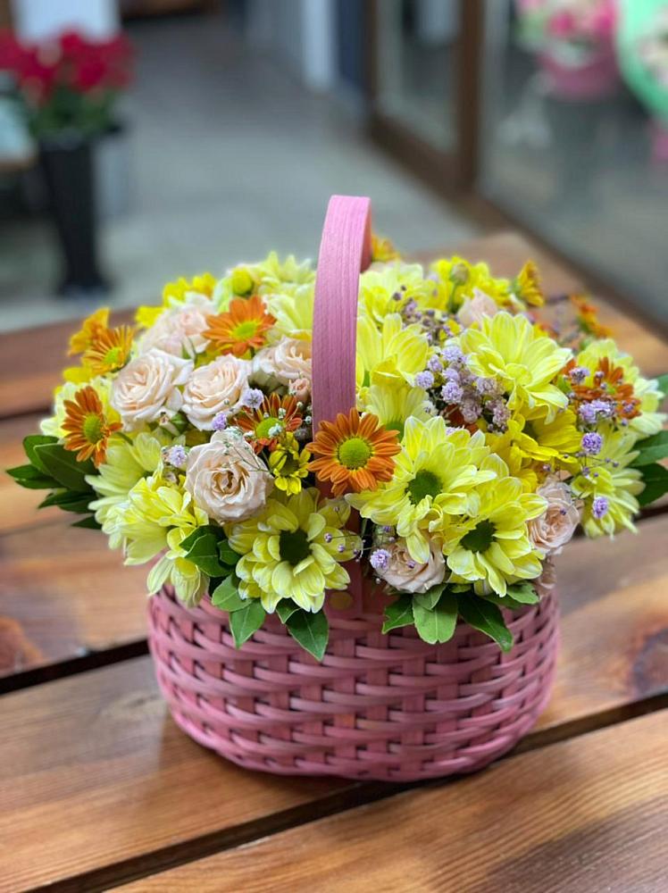 Цветочная композиция из Хризантемы и Розы в корзине в Поселок санатория Озеро Белое