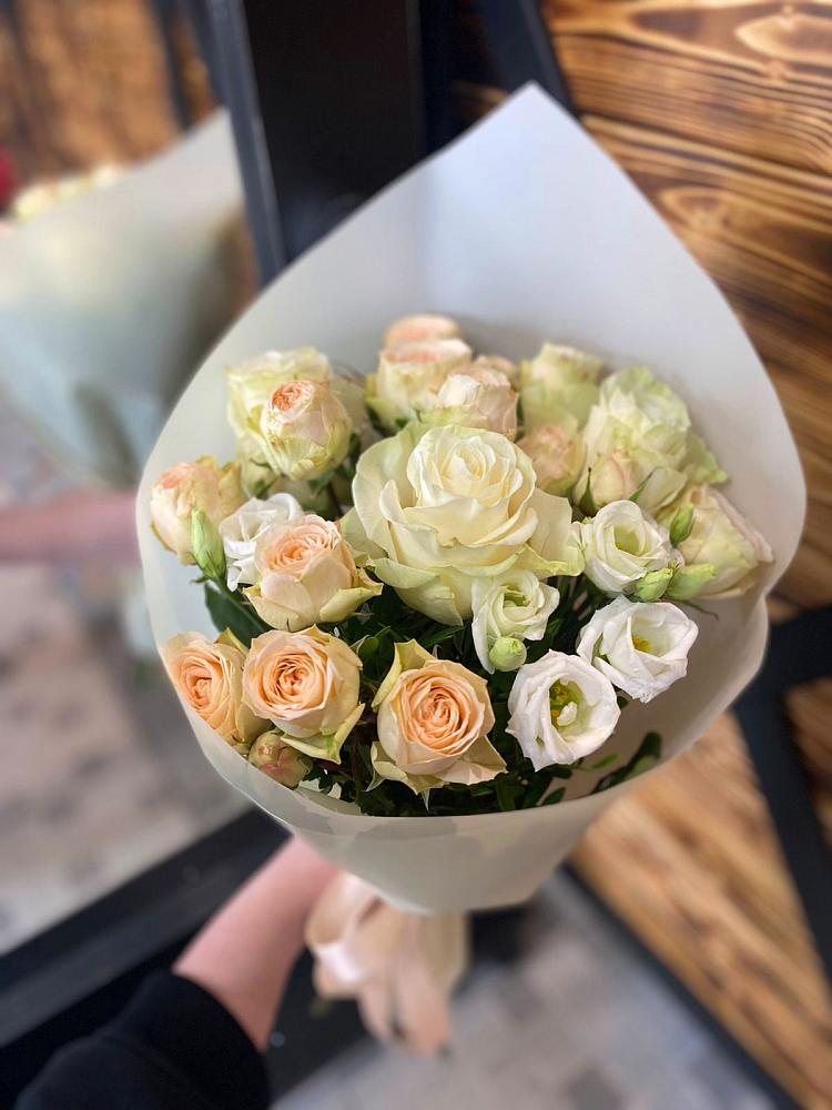 Букет цветов из: Розы и Лизиантусы в Поселок санатория Озеро Белое